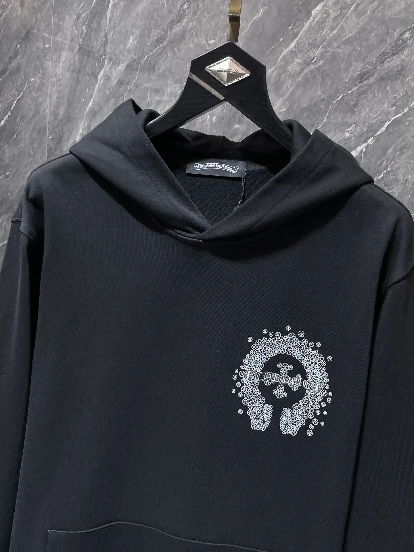 P260 Chrome Hearts Autumn and Winter 2025 Counter Synchronization Chrome Horseshoe Sanskrit Cross Embroidery Hooded Sweatshirt Vacuum Embroidery Method! Heavy embroidery! ! ! Tens of thousands of needles! ! Improved customized version of 1:1 high-gram weight high-quality fabric Recommended color: Specially customized mud lime Black Size: S, M, L, XL